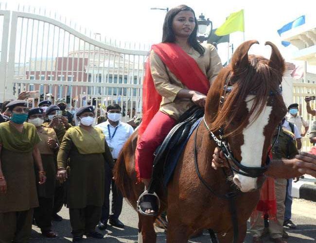 अब अंबा ने रघुवर को दिखाई आंखें, बोए पेड़ बबूल का, आम कहां से पाए…