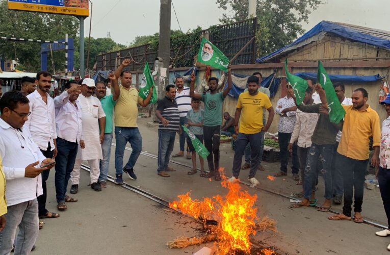 पंकज मिश्रा पर ईडी की कार्रवाई पर जताया विरोध, फूंका केंद्र सरकार का पुतला