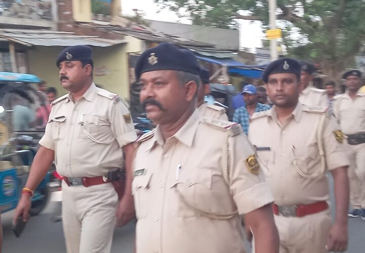 बकरीद त्योहार के मद्देनजर पंजवारा थाना पुलिस ने की फ्लैग मार्च