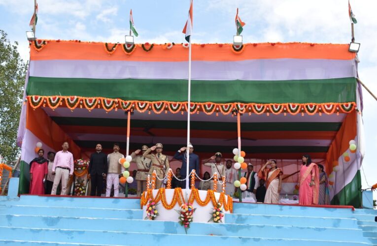 Godda:गोड्डा में धूमधाम से मनी जश्न- ए- आजादी  डीसी ने किया गांधी मैदान में झंडोत्तोलन 