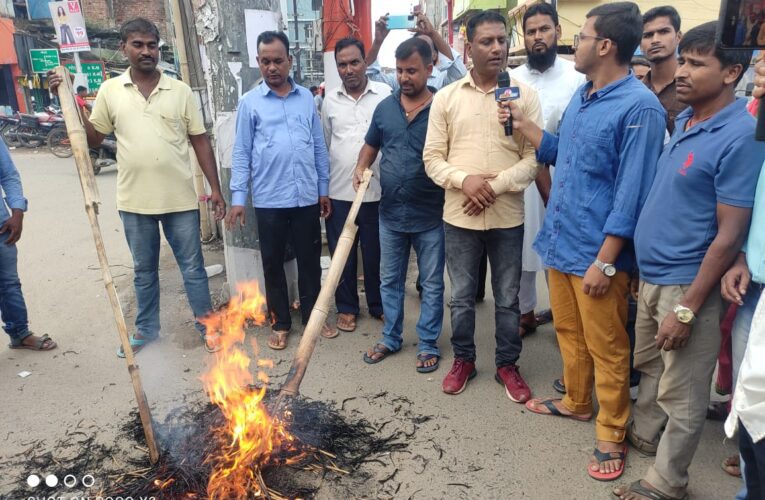 Ranchi:कृषक मित्रों ने किया मुख्यमंत्री और कृषि मंत्री का पुतला दहन