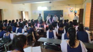 Dumka: Sub-Divisional Education Officer arrived in the school inspection