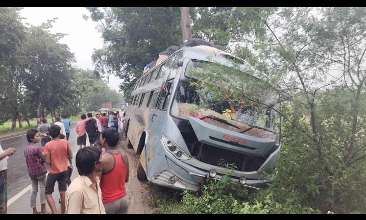 अनियंत्रित होकर सड़क से उतरी बस, सभी यात्री सुरक्षित