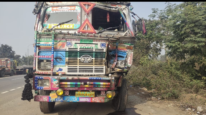 तेज रफ्तार बेकाबू ट्रक ने दूसरी खड़ी ट्रक  मारा टक्कर , ट्रक हुआ चूर चालक घायल, 