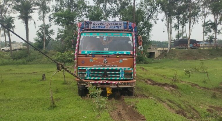 अनियंत्रित ट्रक  डिवाइडर से टकराया, बाल बाल बचा चालक