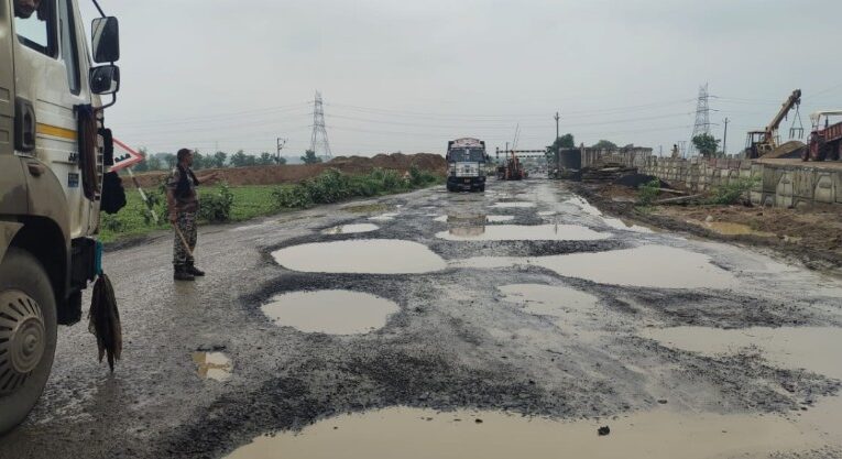 गंदगी के कारन सड़क तालाब मे तब्दील, दुर्घटना की आशंका