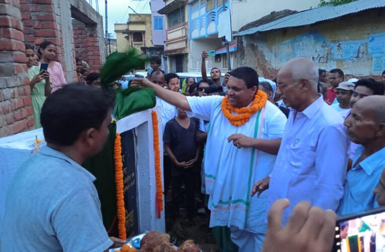 पूर्व मंत्री बादल पत्रलेख ने नोनीहाट में 8 करोड़ 90 लाख की लागत से सड़क निर्माण का किया शिलान्यास