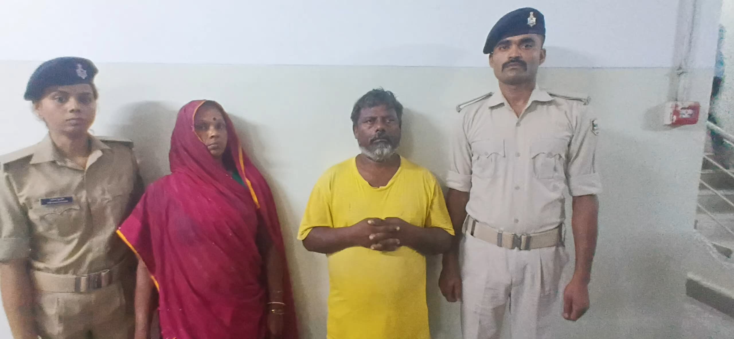 देसी महुआ शराब बरामद, दो तस्कर गिरफ्तार