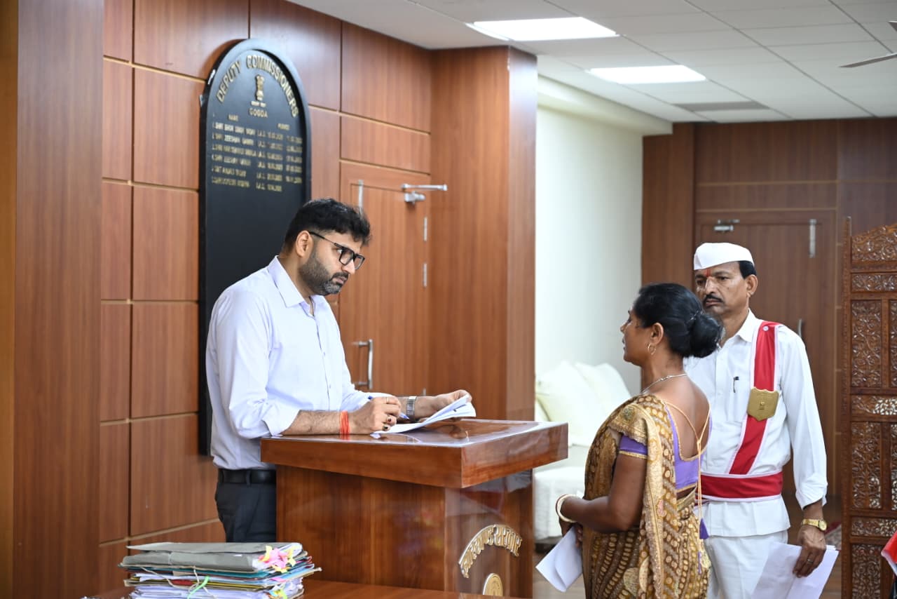 गोड्डा जनता दरबार में गूंजी जनसमस्याएं, उपायुक्त लोकेश मिश्रा ने त्वरित समाधान का दिया भरोसा