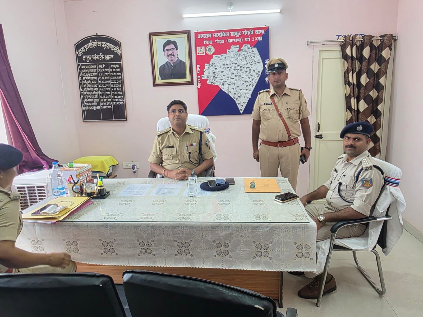ठाकुरगंगटी थाना पहुंचे एसपी, लंबित कांडों की समीक्षा कर दिए सख्त निर्देश