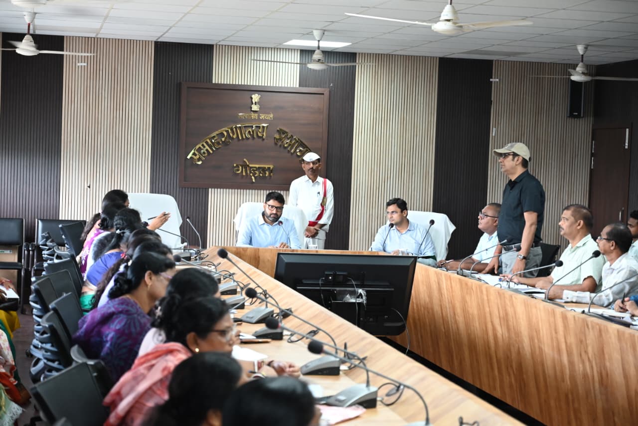 अब बायोमीट्रिक से तय होगा शिक्षकों का वेतन! शिक्षा व्यवस्था सुधारने के लिए डीसी लोकेश मिश्रा का बड़ा फैसल