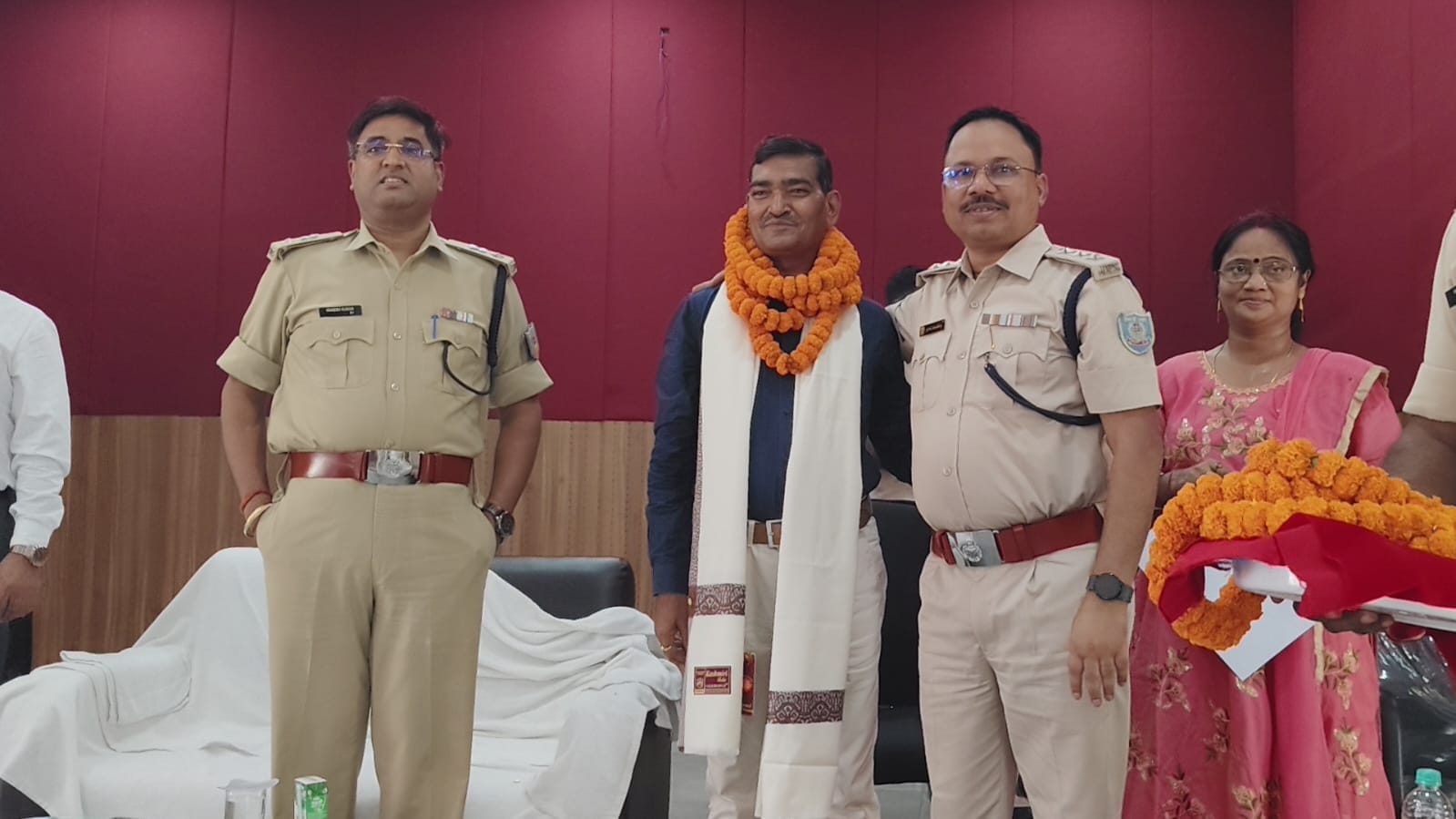 45 साल तक वर्दी की शान बने रहे विष्णुदेव चौधरी, विदाई के पल में नम हुईं आंखें; गोड्डा पुलिस ने दिया भावुक सम्मान