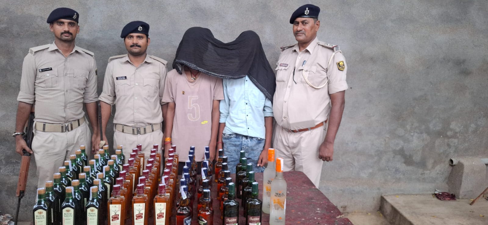 पंजवारा पुलिस ने टेंपो से 28.875 लीटर विदेशी शराब बरामद कर दो विधि-विरुद्ध बालक को निरुद्ध कियाएवं एक युवक किया गिरफ्तार*